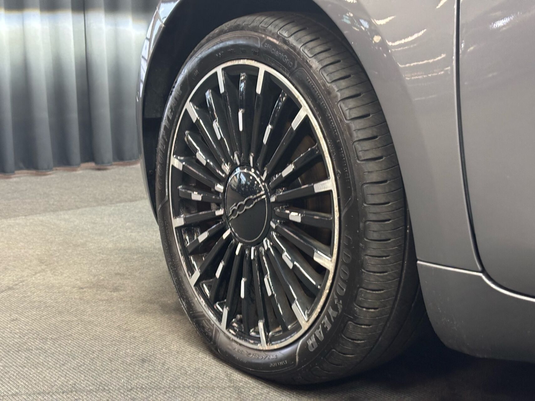 Grå Fiat 500e fra 2023