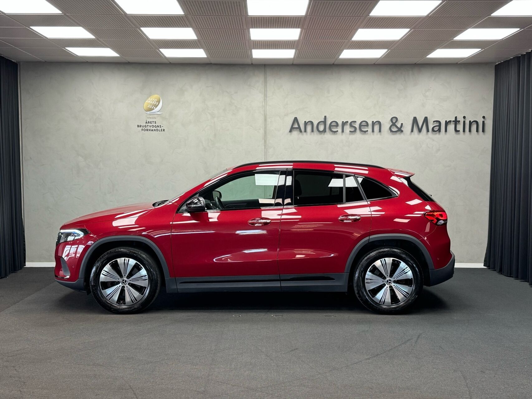 Rød Mercedes EQA250 fra 2023