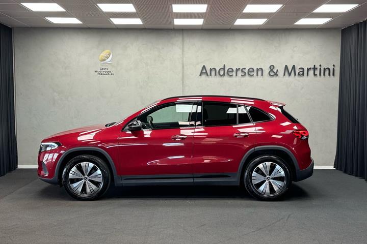 Rød Mercedes EQA250 fra 2023