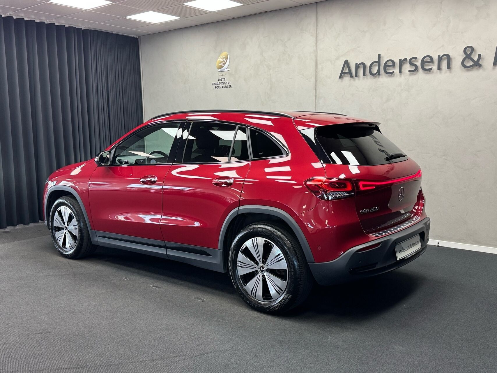 Rød Mercedes EQA250 fra 2023