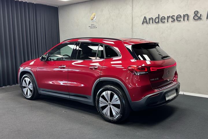 Rød Mercedes EQA250 fra 2023
