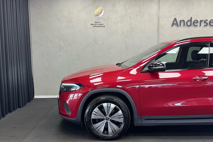 Rød Mercedes EQA250 fra 2023
