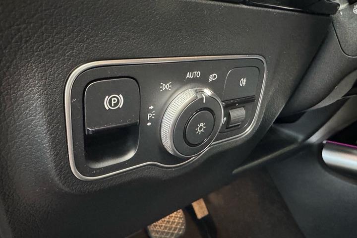Rød Mercedes EQA250 fra 2023