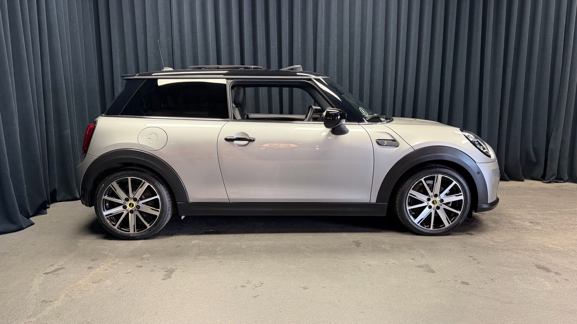 Sølv Mini Cooper fra 2023