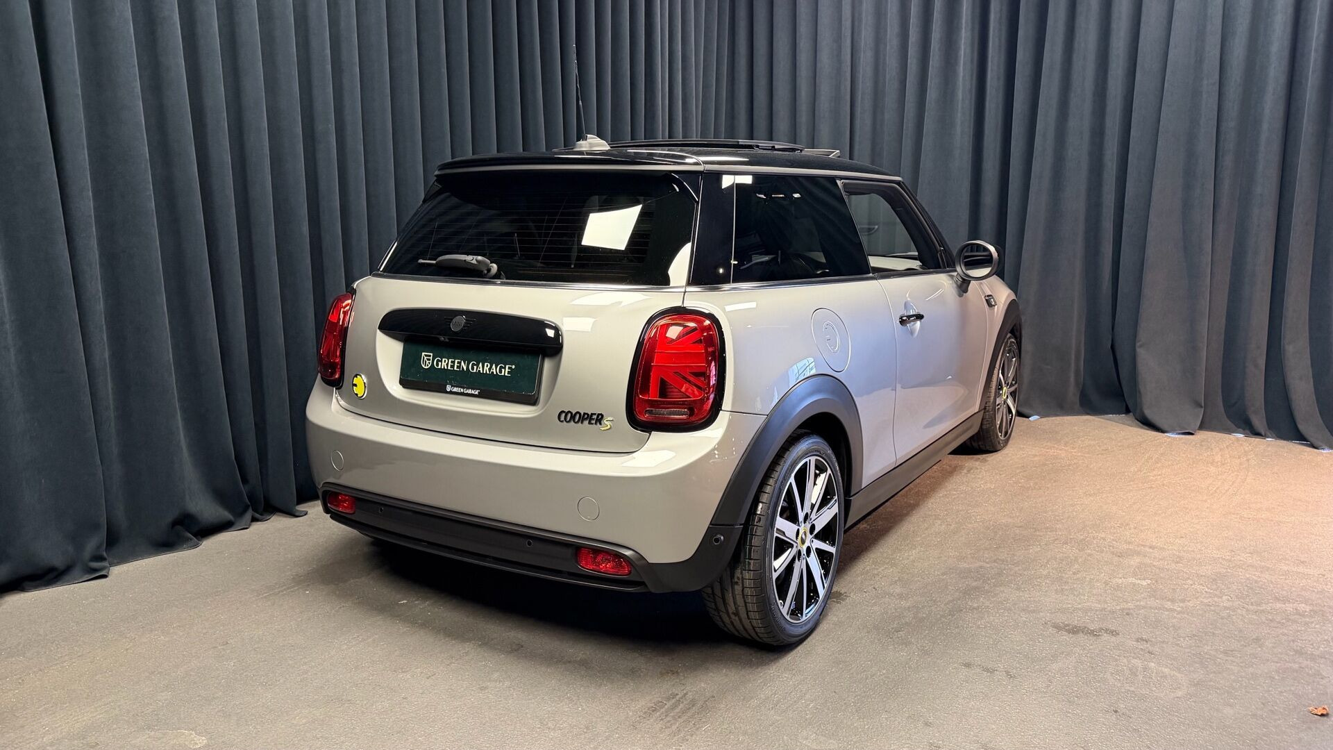 Sølv Mini Cooper fra 2023