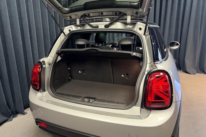 Sølv Mini Cooper fra 2023