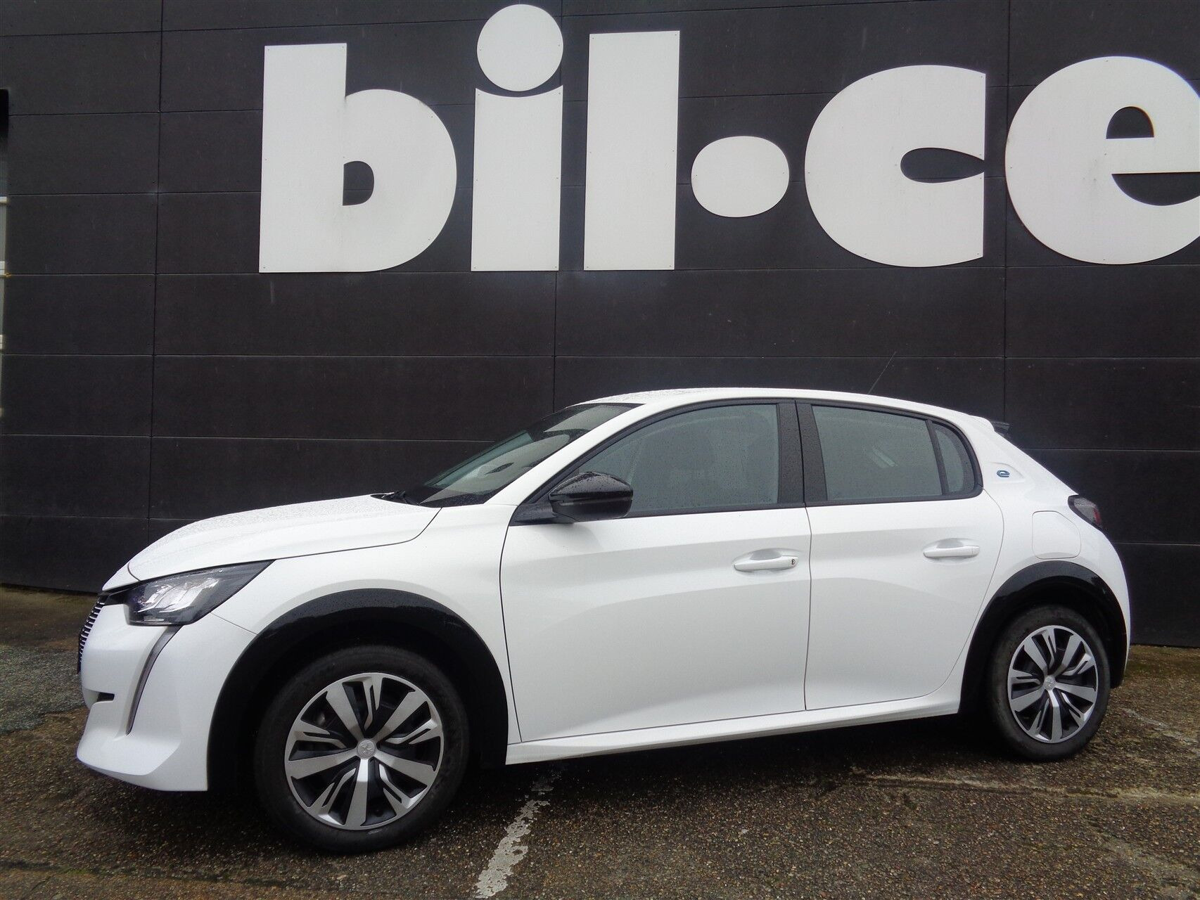 Hvid Peugeot e-208 fra 2023