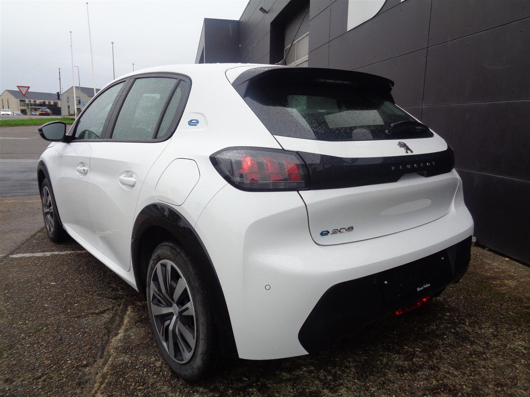 Hvid Peugeot e-208 fra 2023