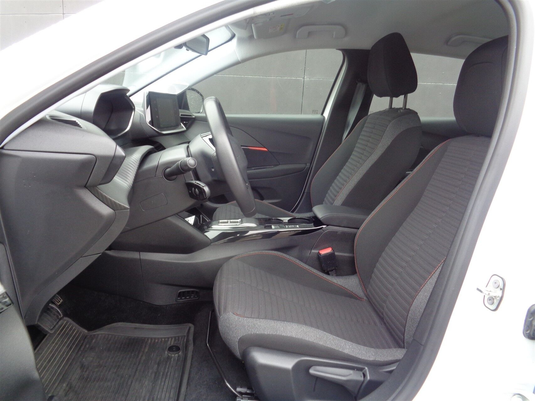 Hvid Peugeot e-208 fra 2023