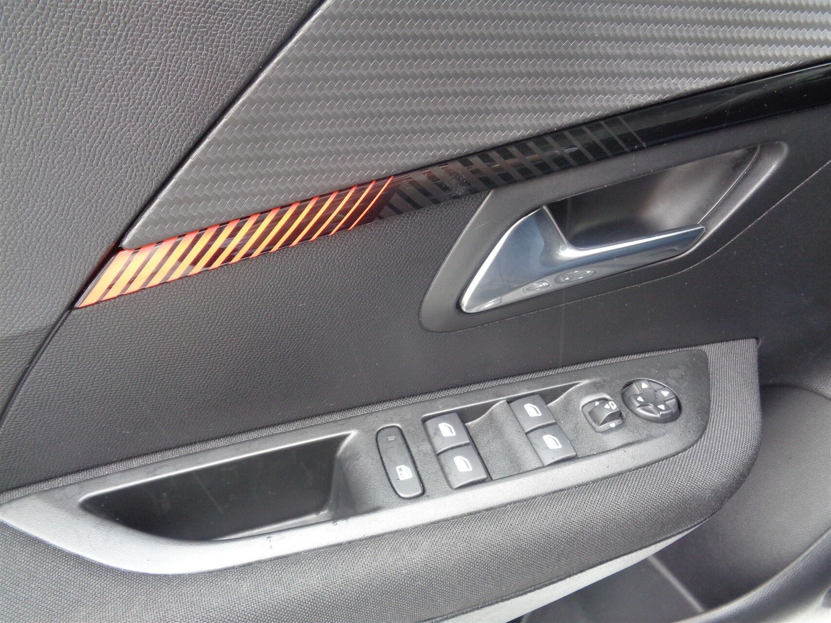 Hvid Peugeot e-208 fra 2023