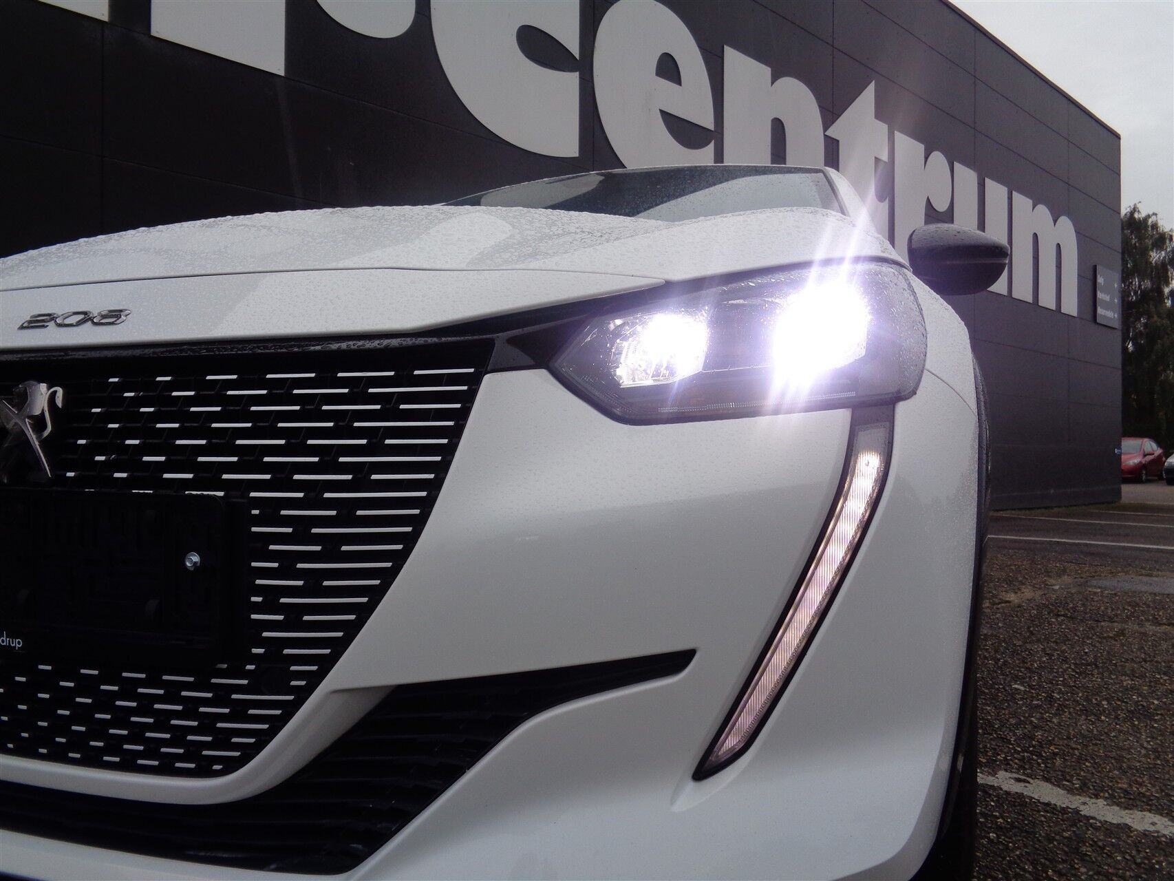 Hvid Peugeot e-208 fra 2023