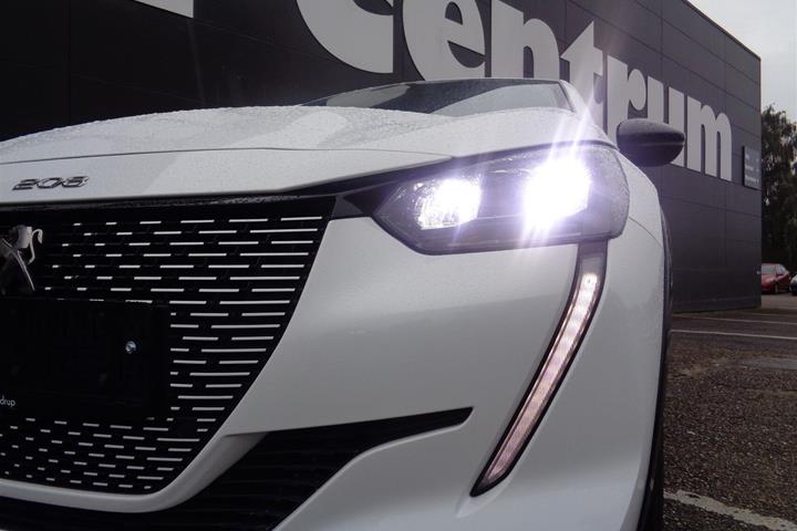 Hvid Peugeot e-208 fra 2023