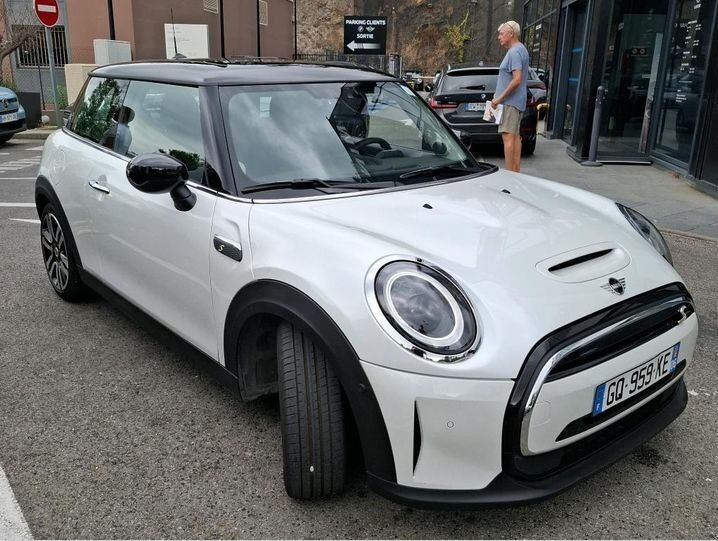 Hvid Mini Cooper fra 2023