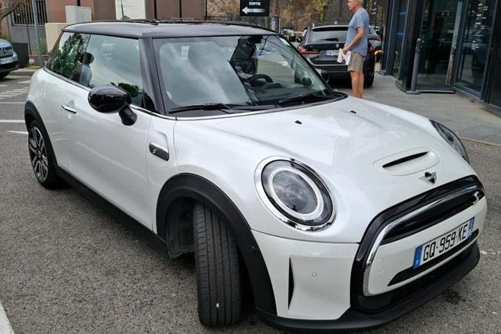 Hvid Mini Cooper fra 2023