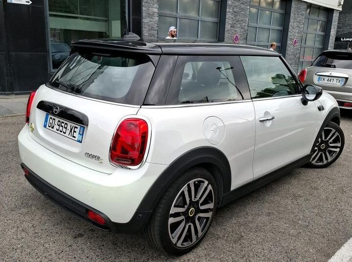 Hvid Mini Cooper fra 2023