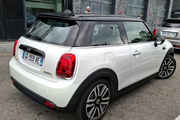 Hvid Mini Cooper fra 2023