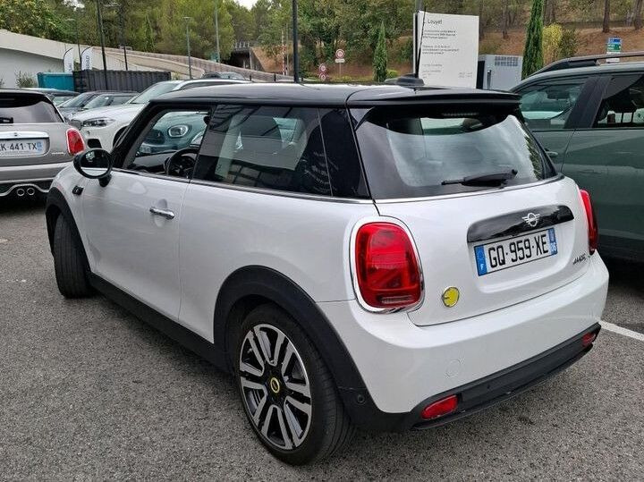 Hvid Mini Cooper fra 2023