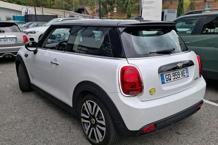 Hvid Mini Cooper fra 2023