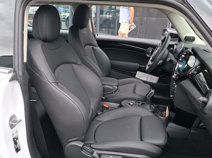 Hvid Mini Cooper fra 2023