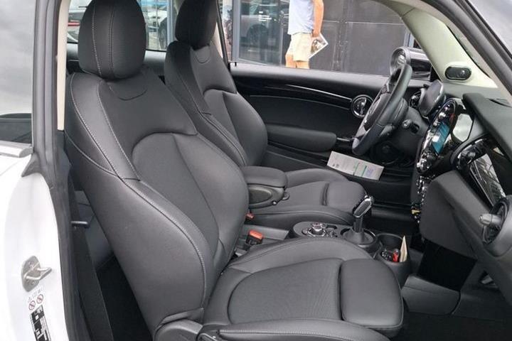 Hvid Mini Cooper fra 2023