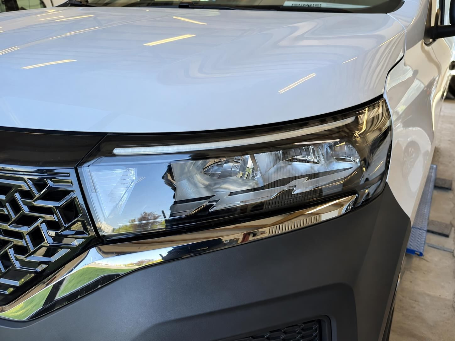 Hvid Nissan Townstar fra 2023