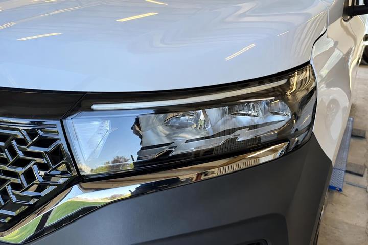 Hvid Nissan Townstar fra 2023