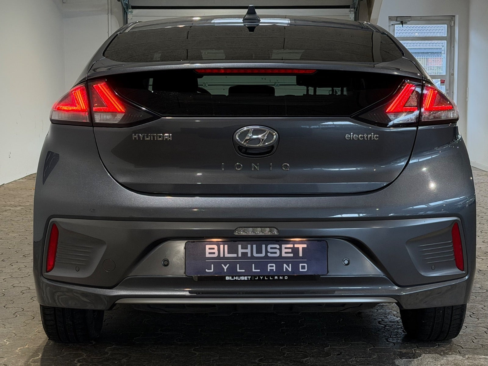 Grå Hyundai Ioniq fra 2020