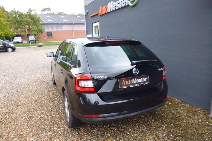 Sort Skoda Rapid fra 2015