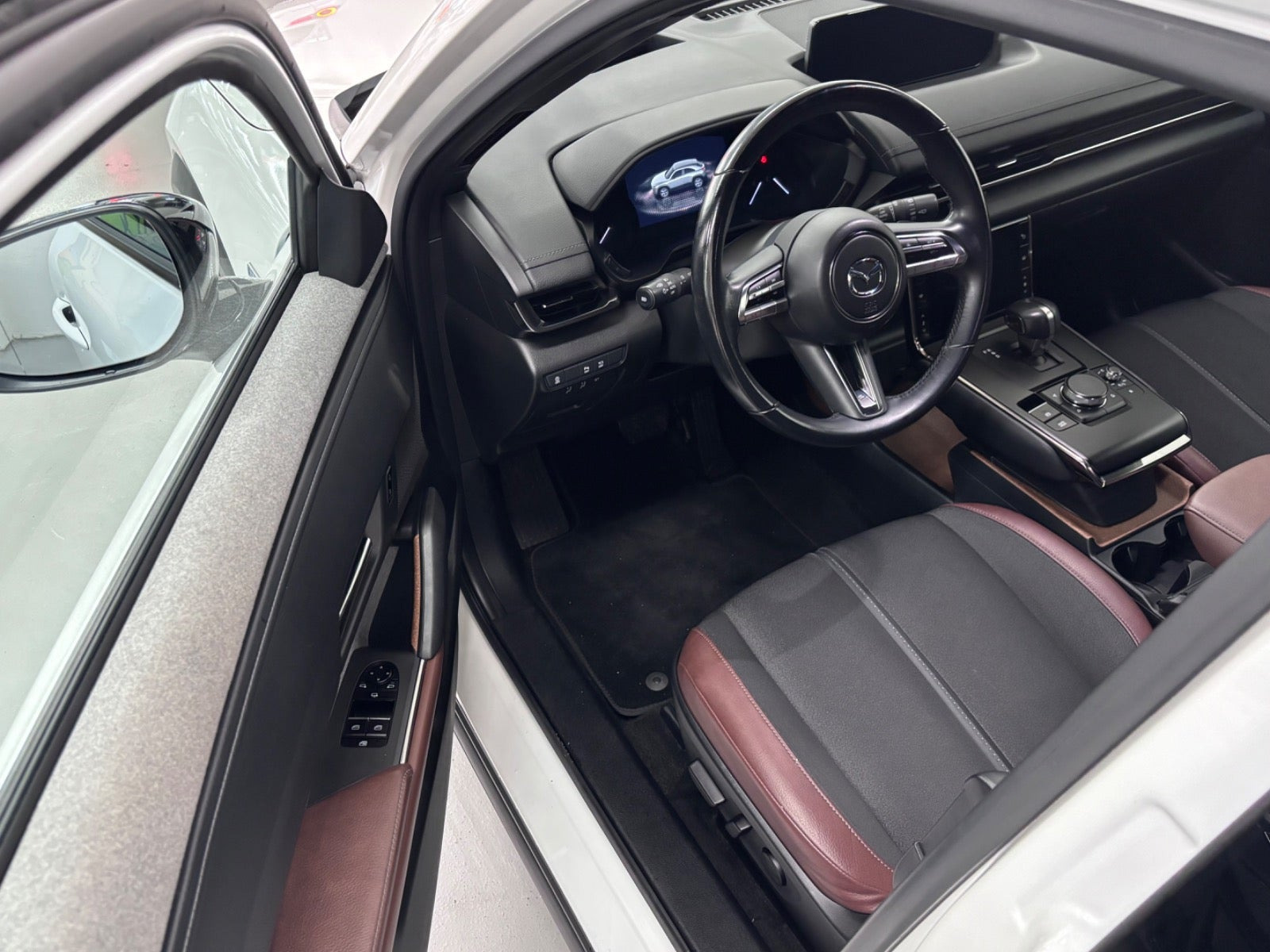 Hvid Mazda MX-30 fra 2023