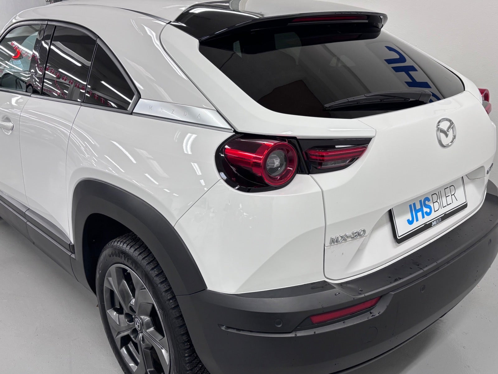 Hvid Mazda MX-30 fra 2023