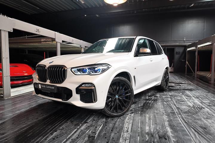 Hvid BMW X5 fra 2019 set udefra