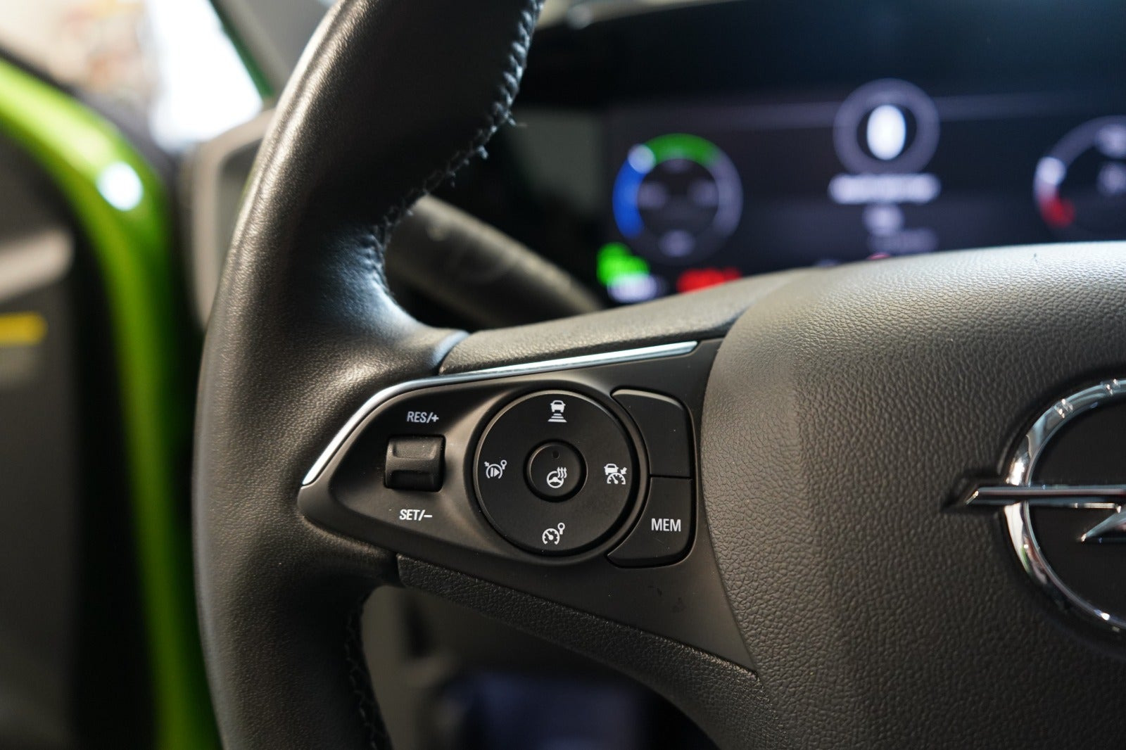 Grøn Opel Mokka-e fra 2023