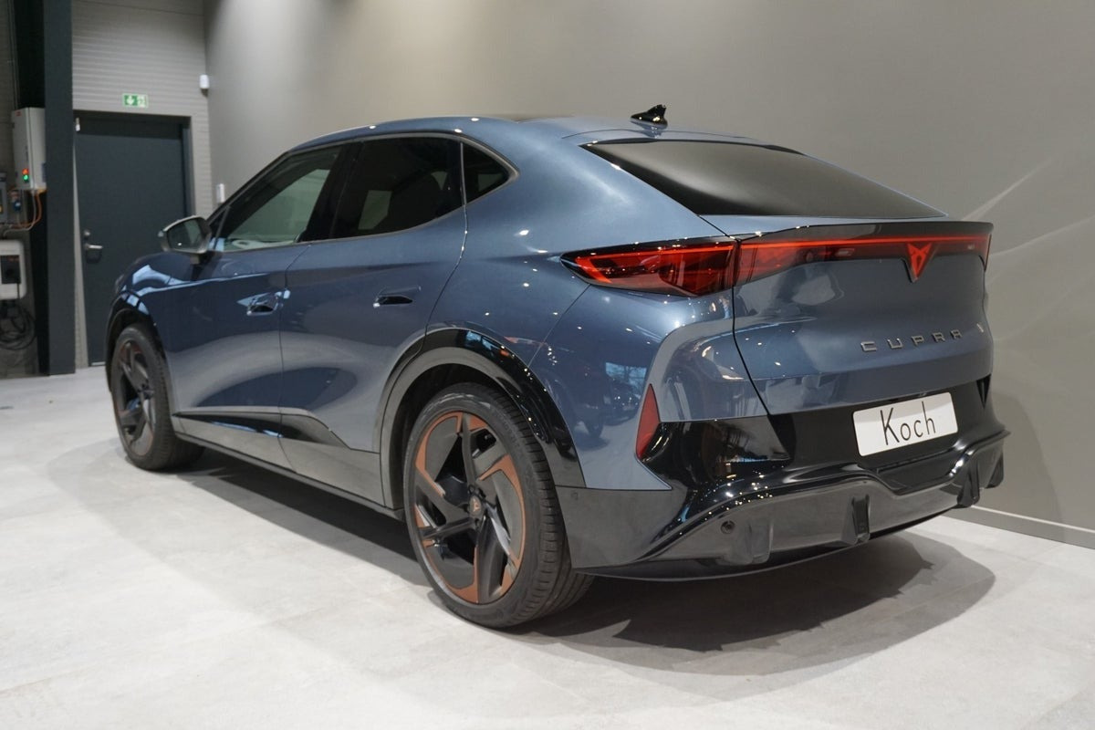 Blå Cupra Tavascan fra 2024