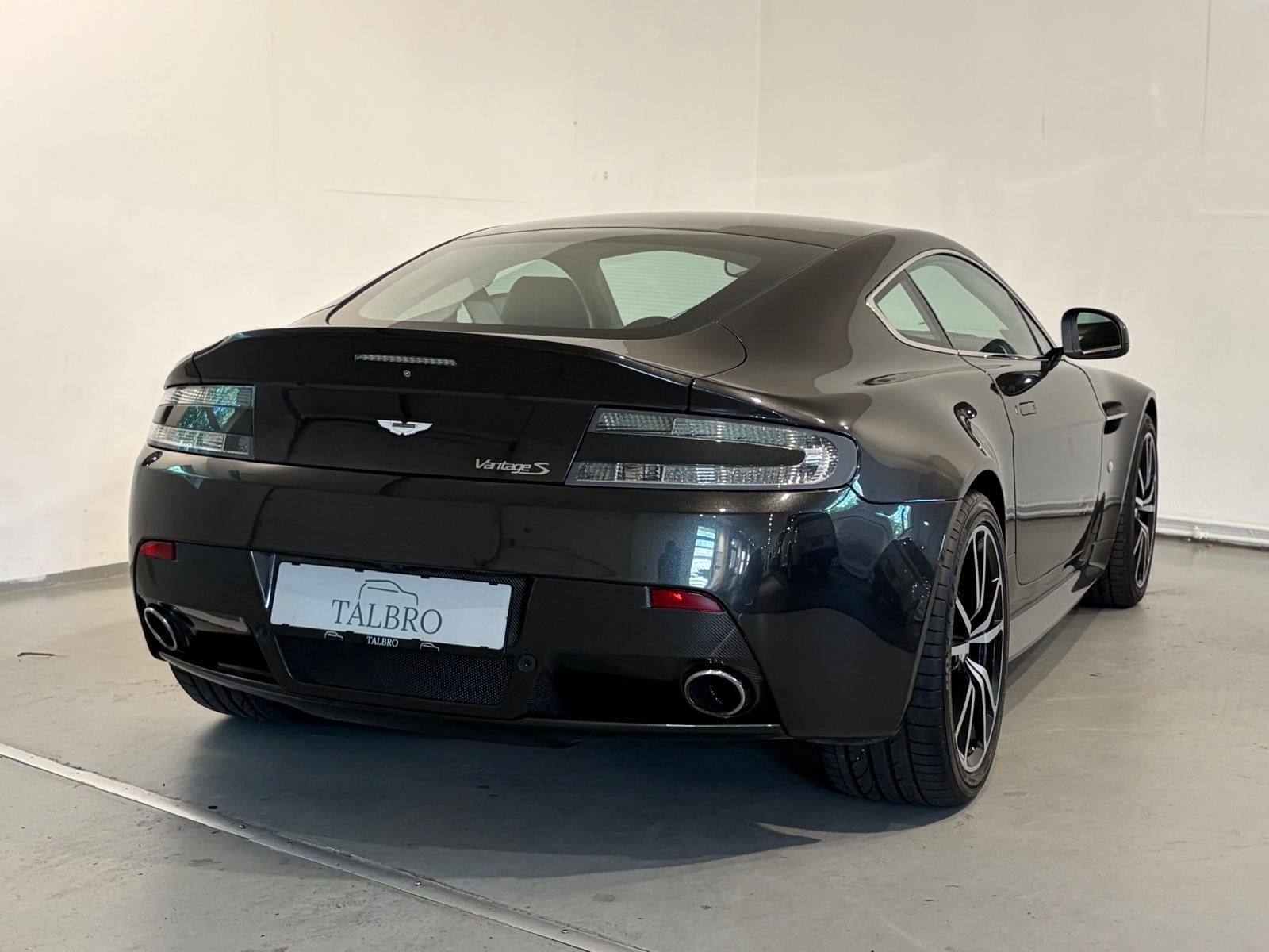 Grå Aston Martin V8 Vantage S fra 2014