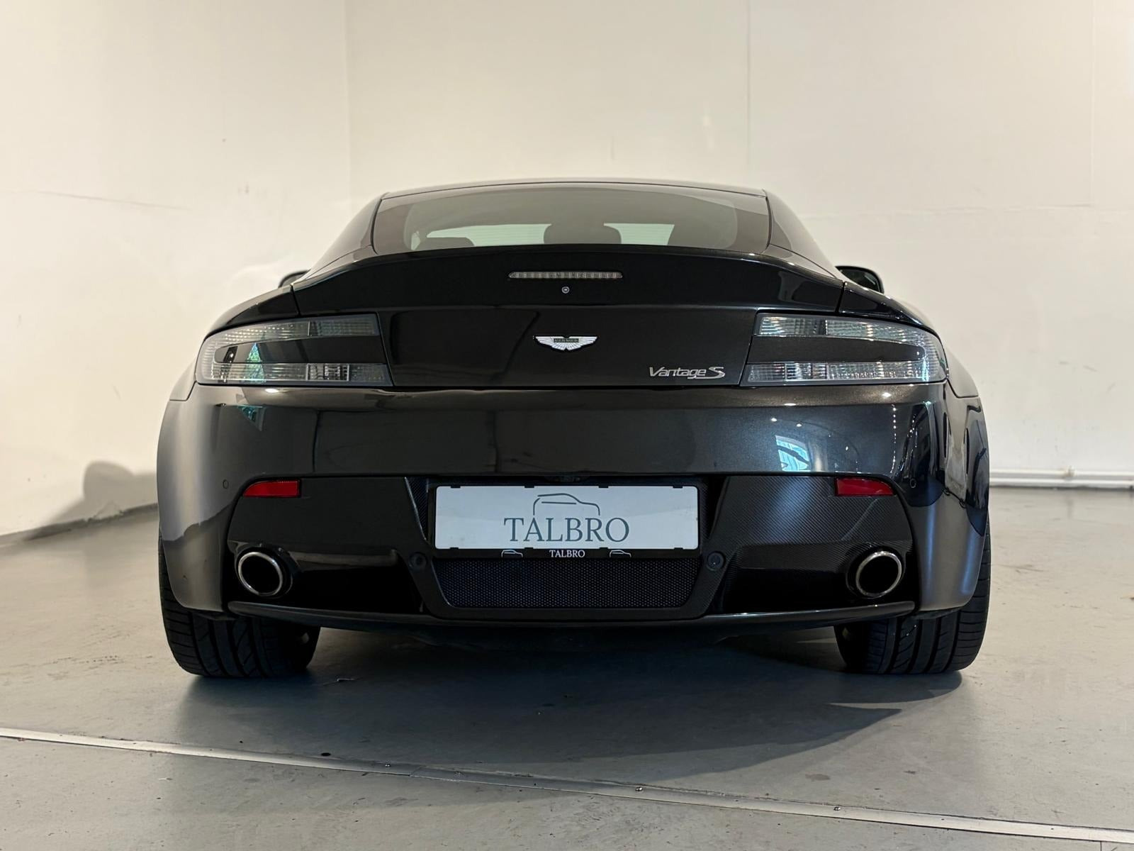 Grå Aston Martin V8 Vantage S fra 2014
