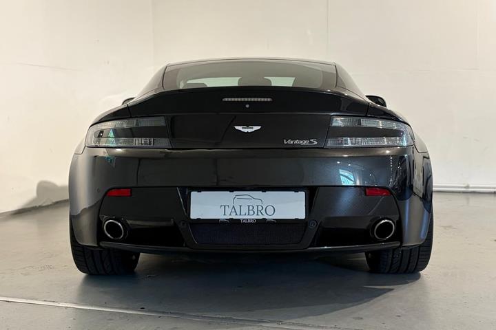 Grå Aston Martin V8 Vantage S fra 2014