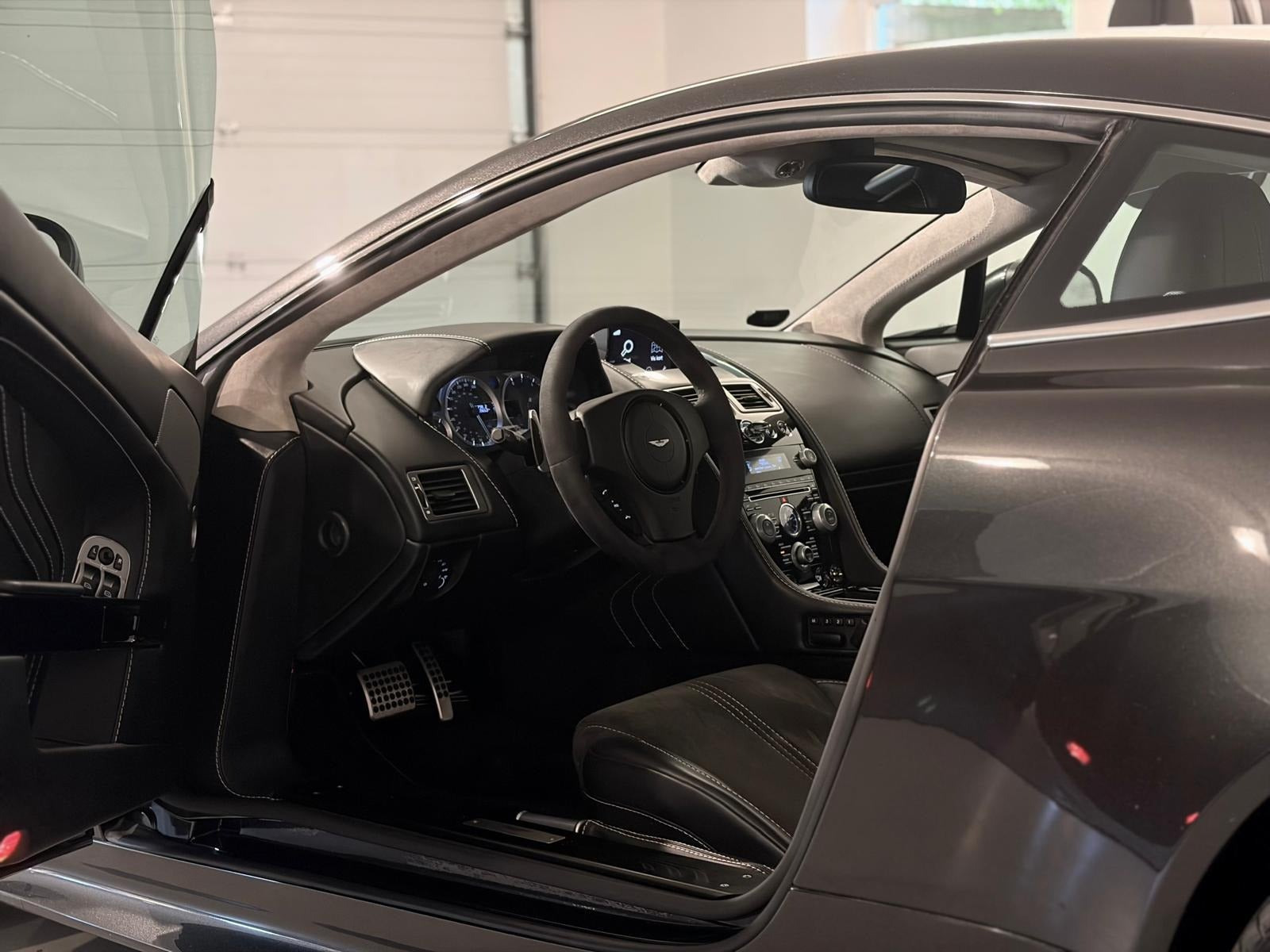 Grå Aston Martin V8 Vantage S fra 2014