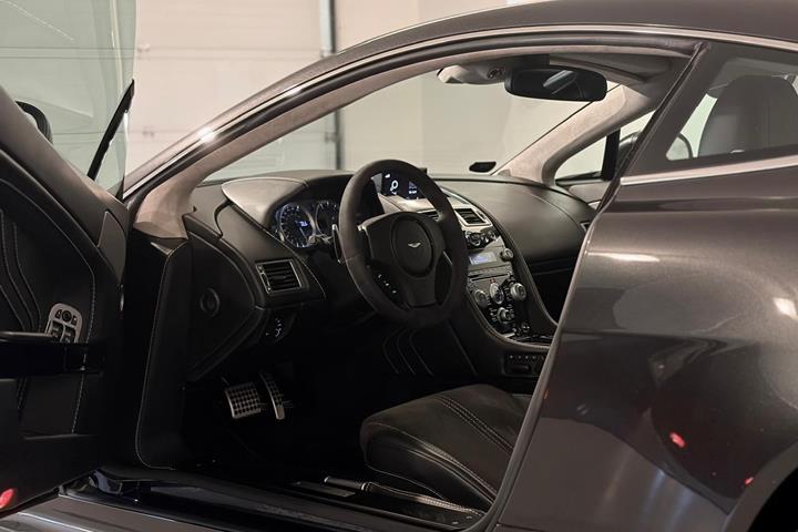 Grå Aston Martin V8 Vantage S fra 2014