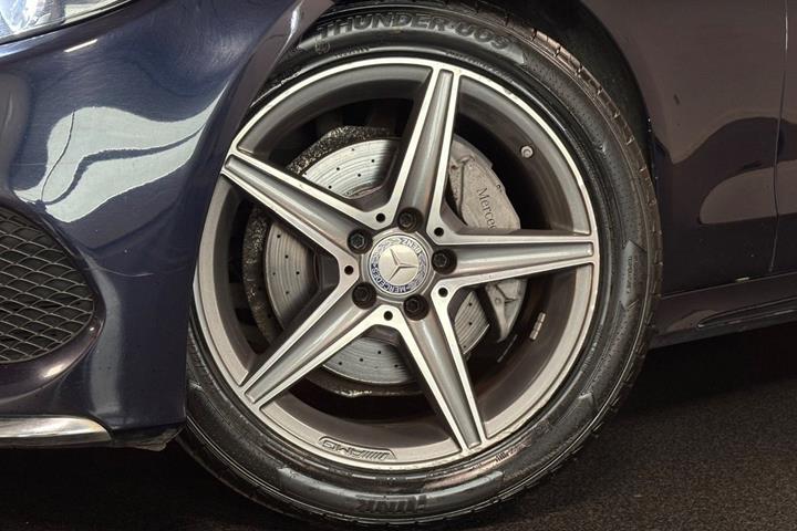 Blå Mercedes C200 d fra 2016