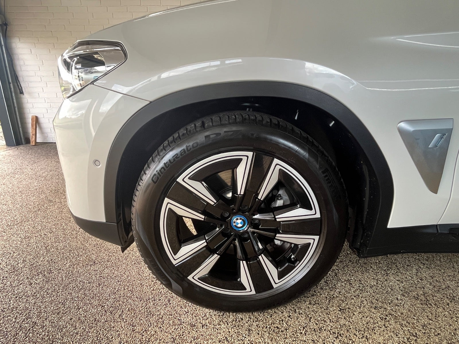 Hvid BMW iX3 fra 2021