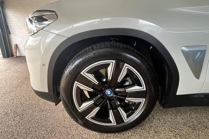 Hvid BMW iX3 fra 2021