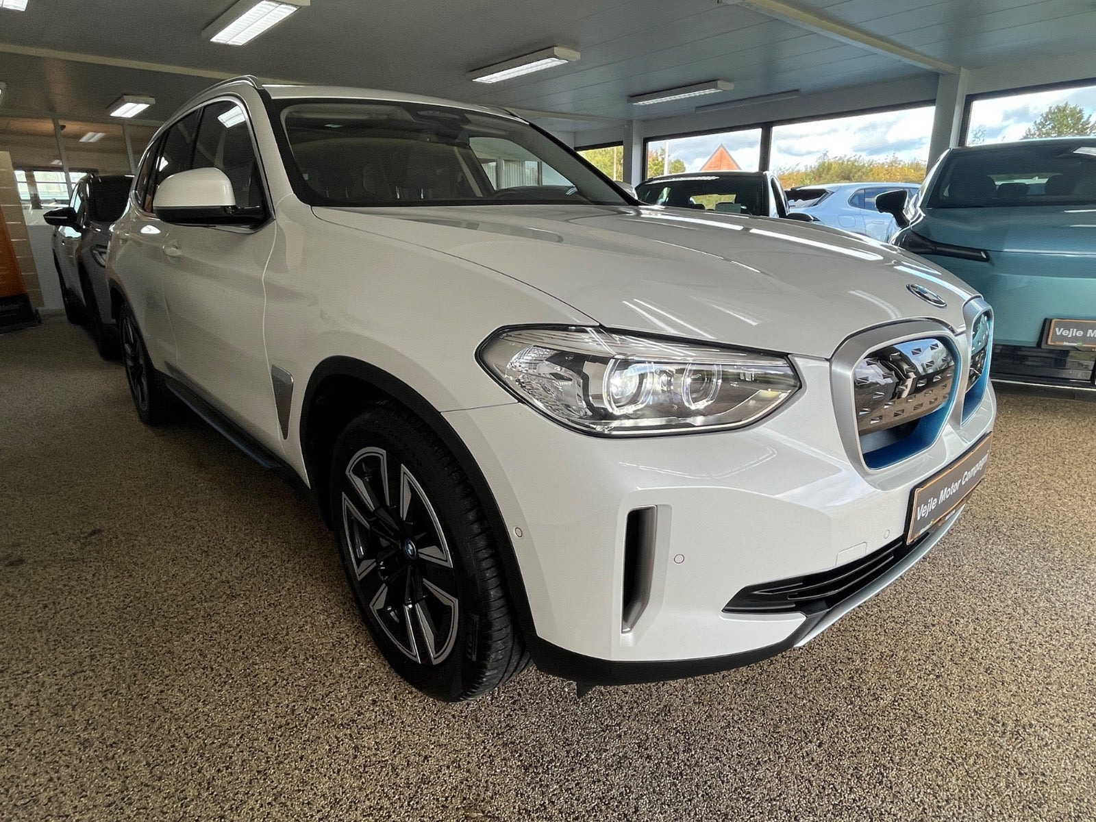 Hvid BMW iX3 fra 2021