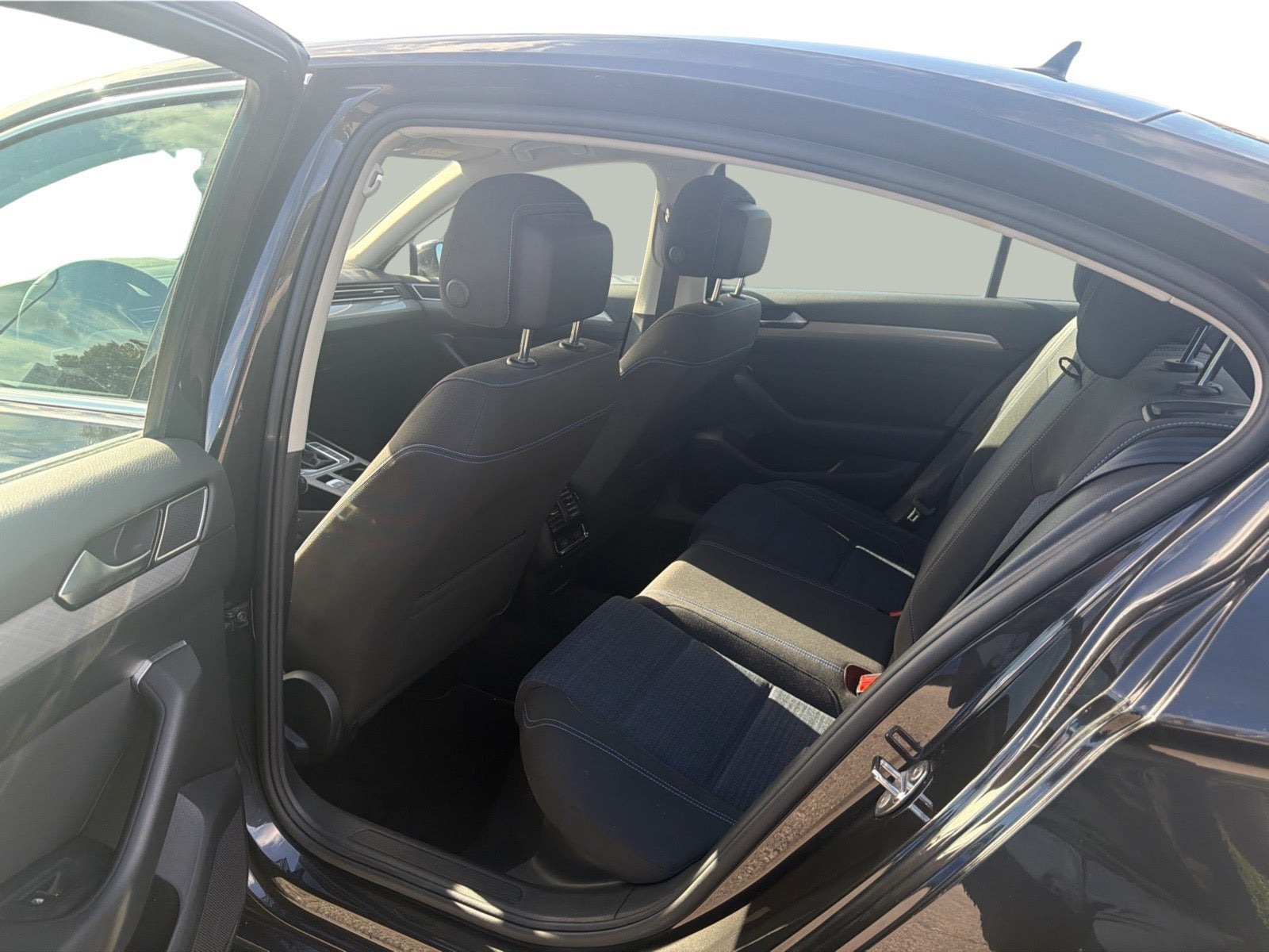 Sort VW Passat fra 2020