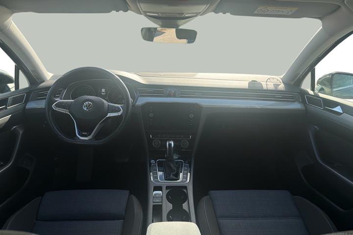 Sort VW Passat fra 2020