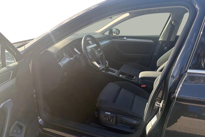 Sort VW Passat fra 2020
