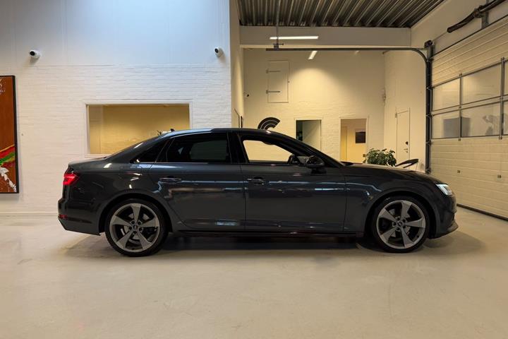 Grå Audi A4 fra 2018