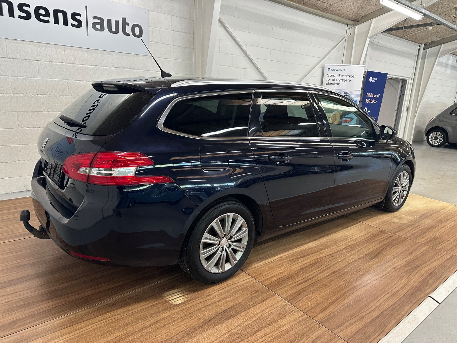 Blå Peugeot 308 fra 2019