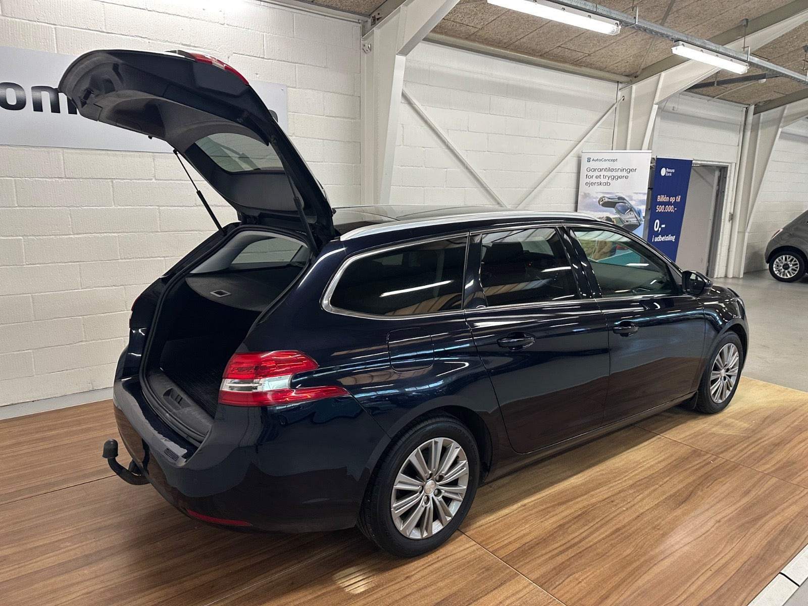 Blå Peugeot 308 fra 2019