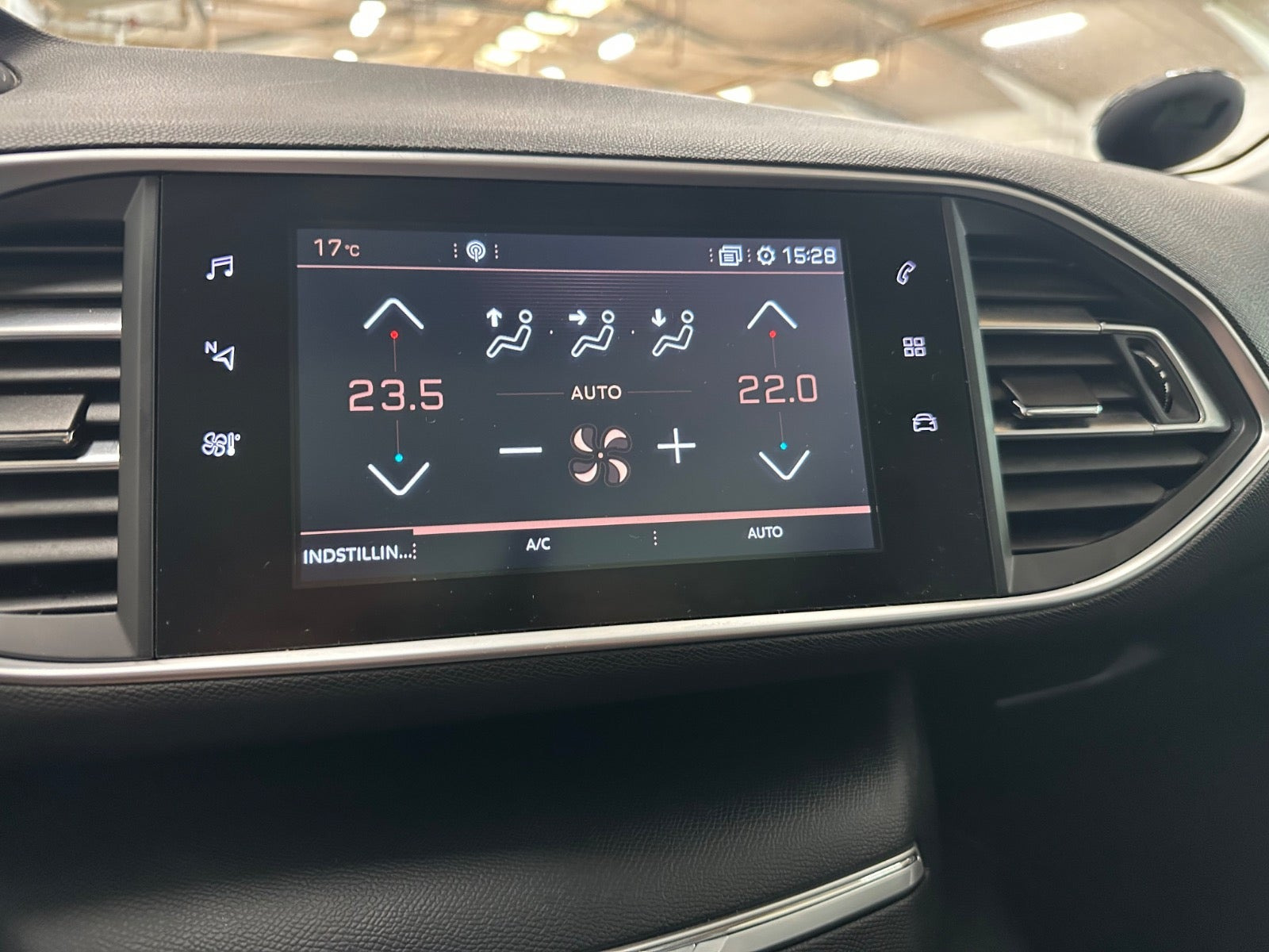 Blå Peugeot 308 fra 2019