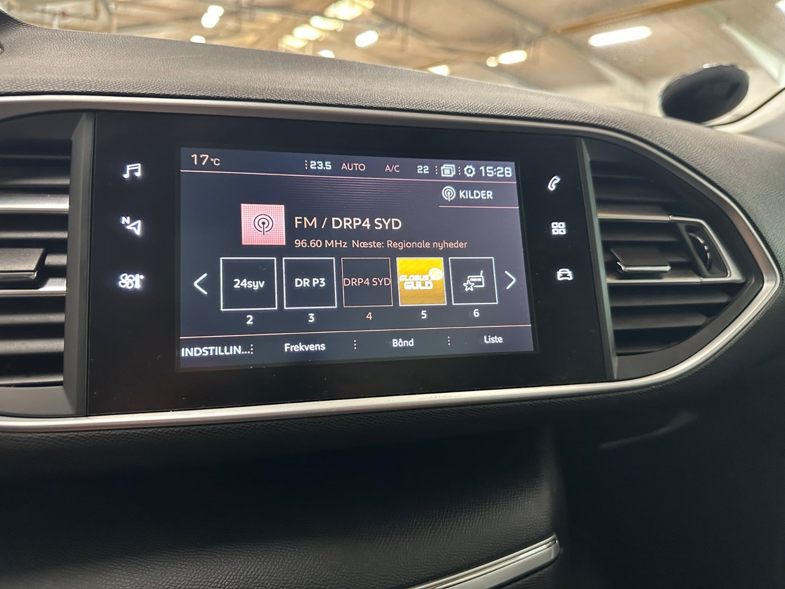 Blå Peugeot 308 fra 2019